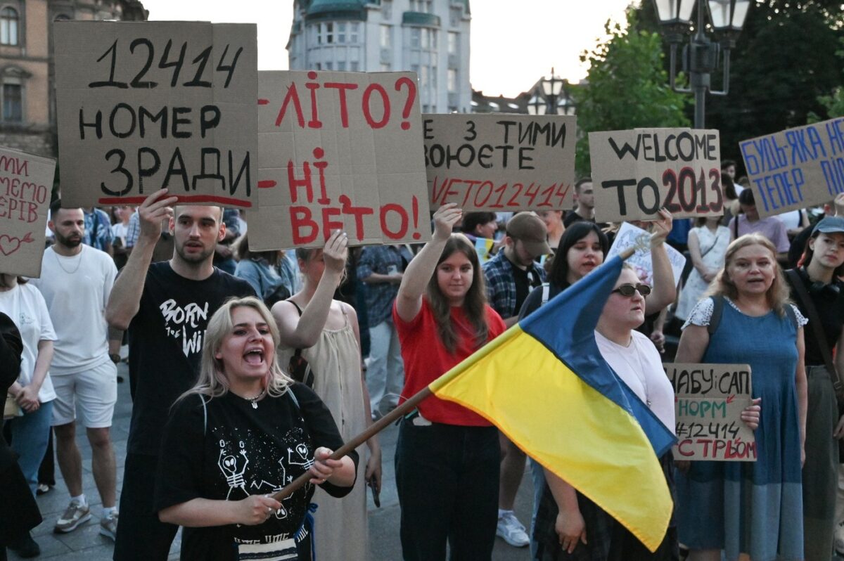 De ce au protestat ucrainenii împotriva lui Volodimir Zelenski. Măsura luată de parlament care ar putea afecta țara grav