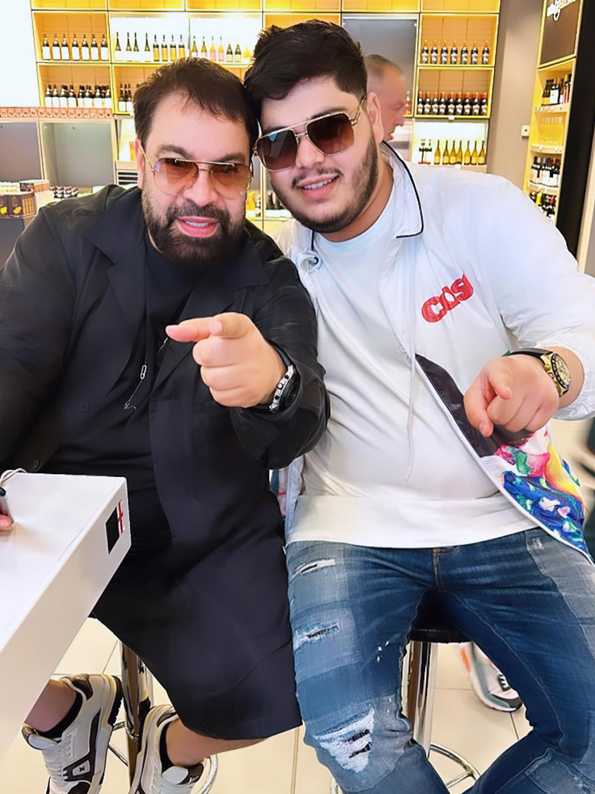 Betty se iube&#537;te cu un membru al trupei lui Florin Salam! Fata manelistului &#537;i-a p&#259;r&#259;sit so&#539;ul, iar divor&#539;ul bate la u&#537;&#259;!