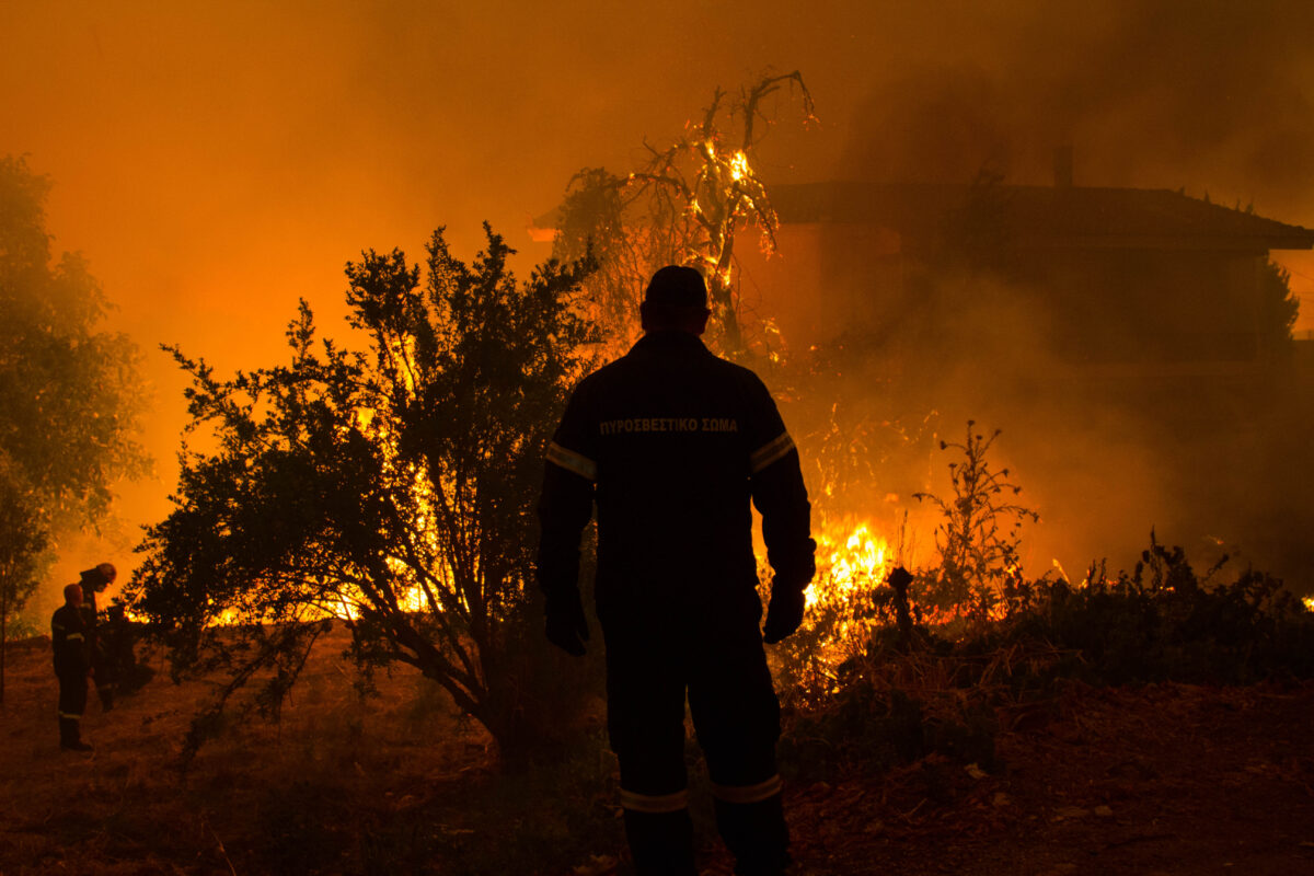 E stare de alertă în Grecia! Incendiile au făcut prăpăd: sute de oameni, salvați din calea pericolului