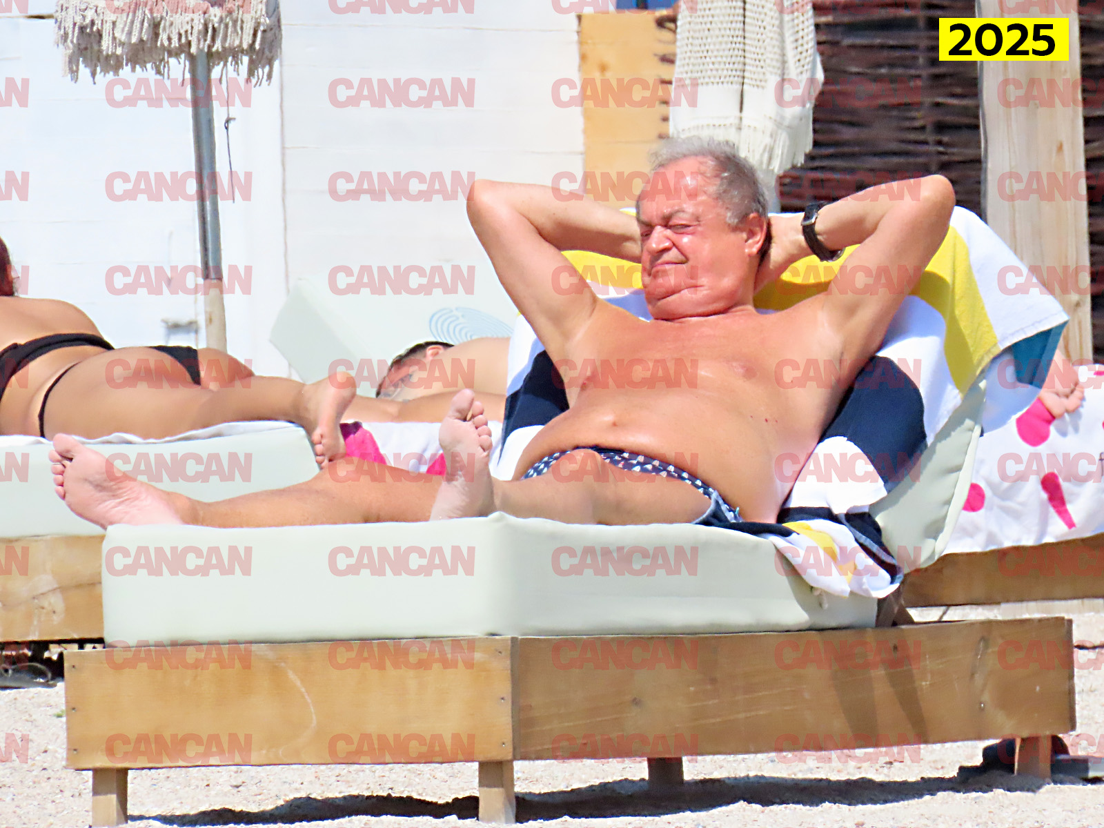 Vasile Blaga s-a relaxat pe sezlong pe o plajă din Mamaia