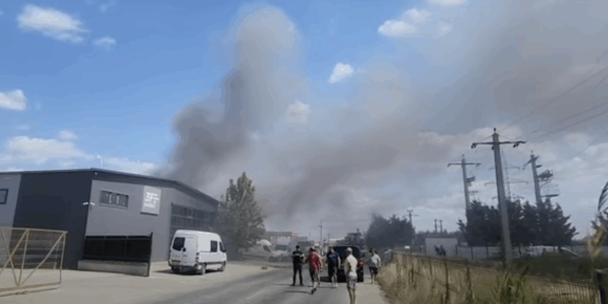 Depozit Sameday cuprins de flăcări în Iași! Fumul gros a ajuns în zonele locuite