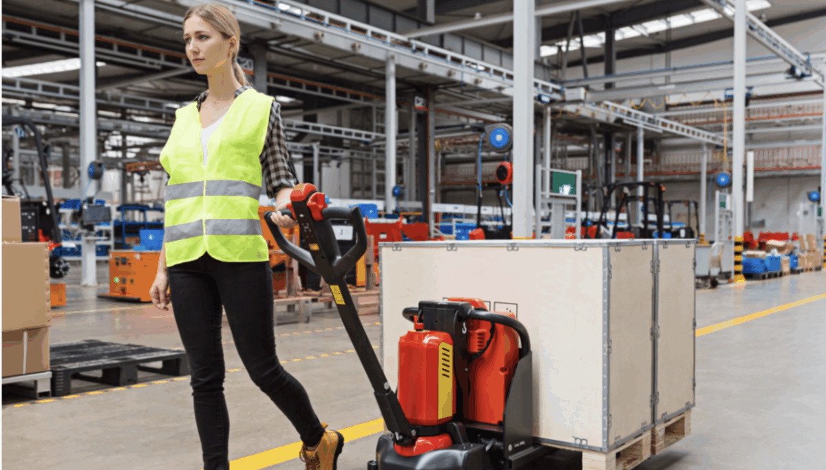 P. Transpalet electric vs manual – avantajele care reduc costurile pe termen lung