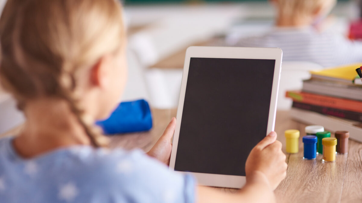 Au păstrat tabletele primite în programul „Școala de acasă” și s-au trezit cu mascații la ușă. Prejudiciu de aproape 17.000 de lei!