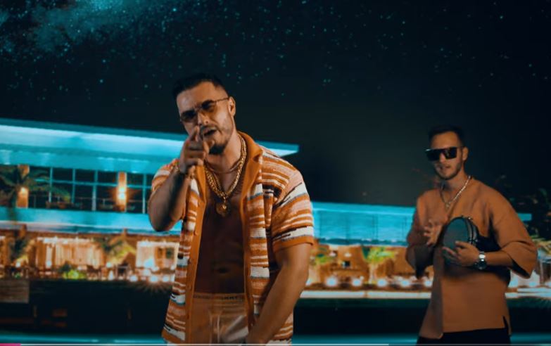 Ionuț Frumușelu (stanga) susține că a fost trădat de soție cu Ionuț de la Moinești