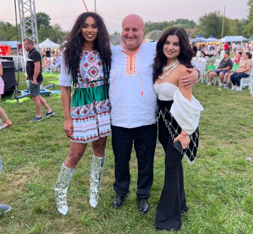 Laurette, alături de primarul comunei Săpânța și de colega ei de scenă