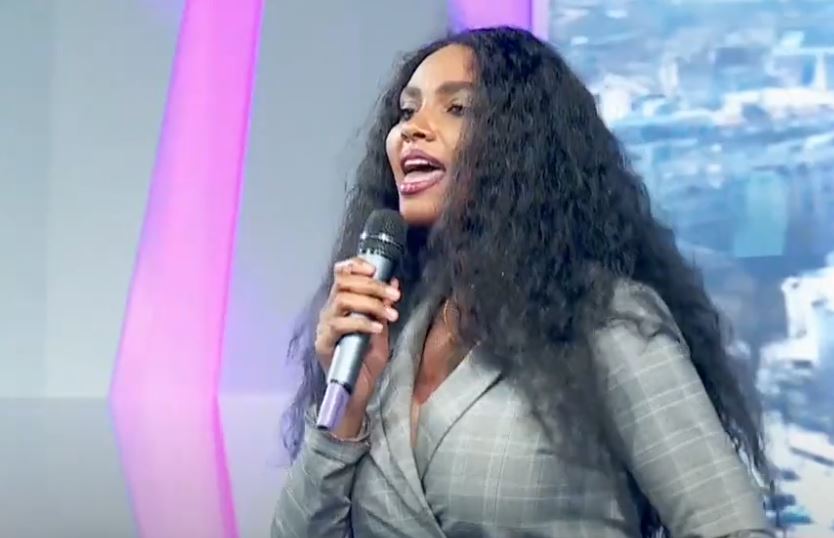 Laurette s-a reprofilat! Bruneta cântă la evenimente și petreceri