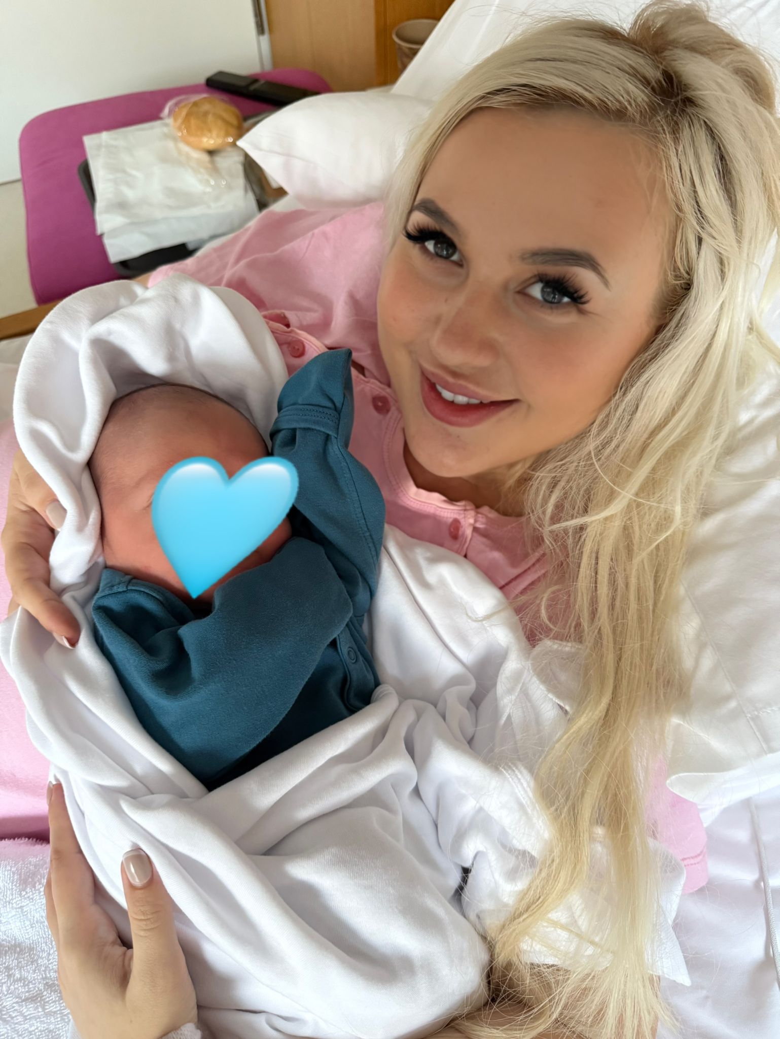 Artista Adina Popovici a născut un băiețel