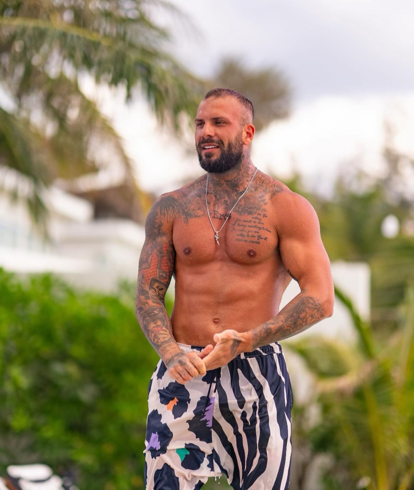 Narcis Bujor i-a plătit chiria dominatoarei Kenya în fața camerei. sursă - social media