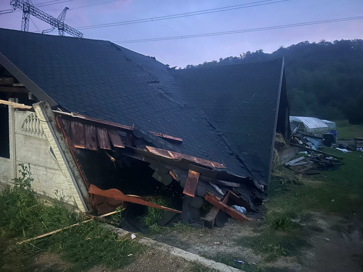 Furtuna a făcut ravagii în 15 județe! Un tânăr de numai 18 ani a murit după ce acoperișul desprins al unei case s-a prăbușit peste el