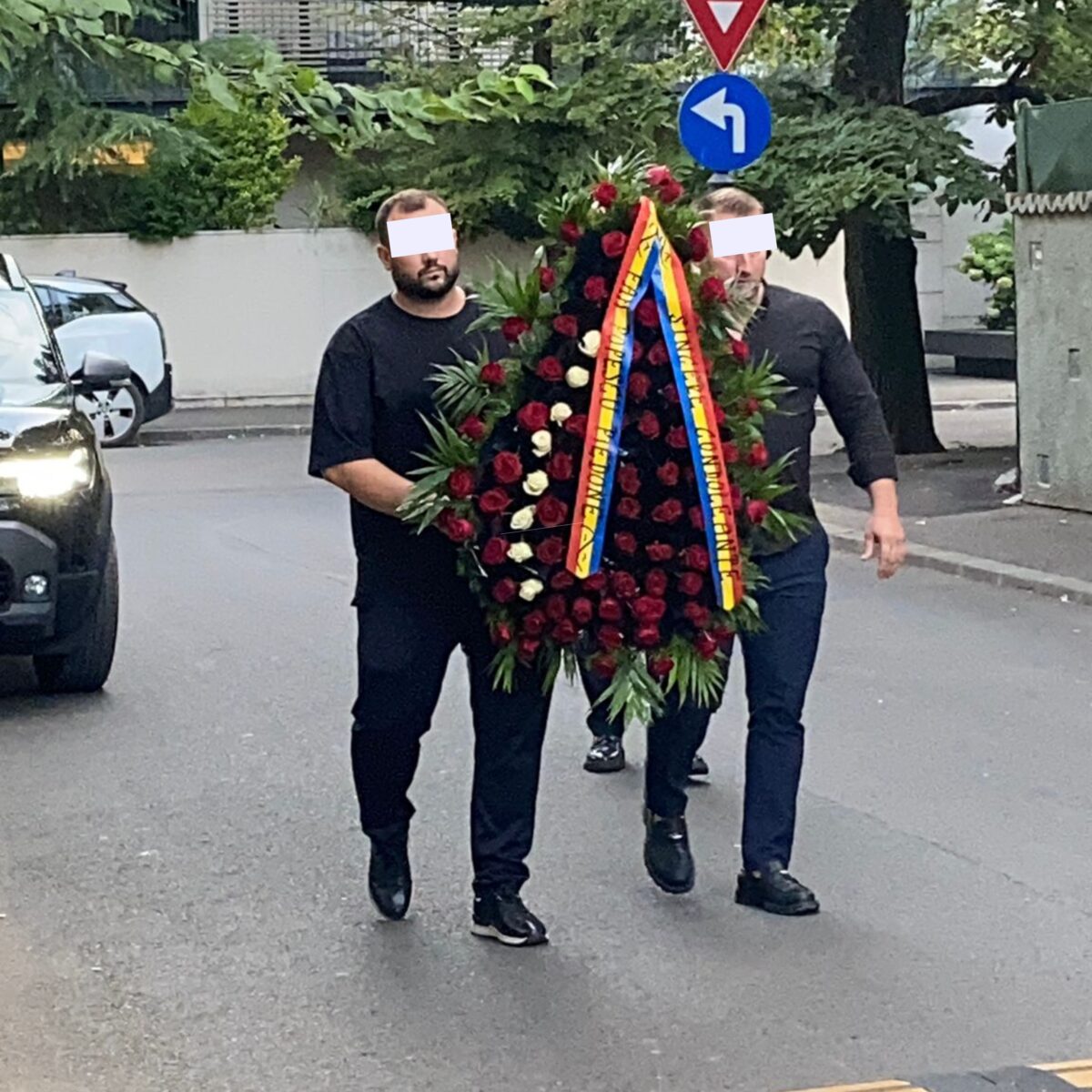 Cine a trimis prima coroană de flori, după moatea lui Iliescu. A ajuns la locuința din Primăverii a fostului președinte