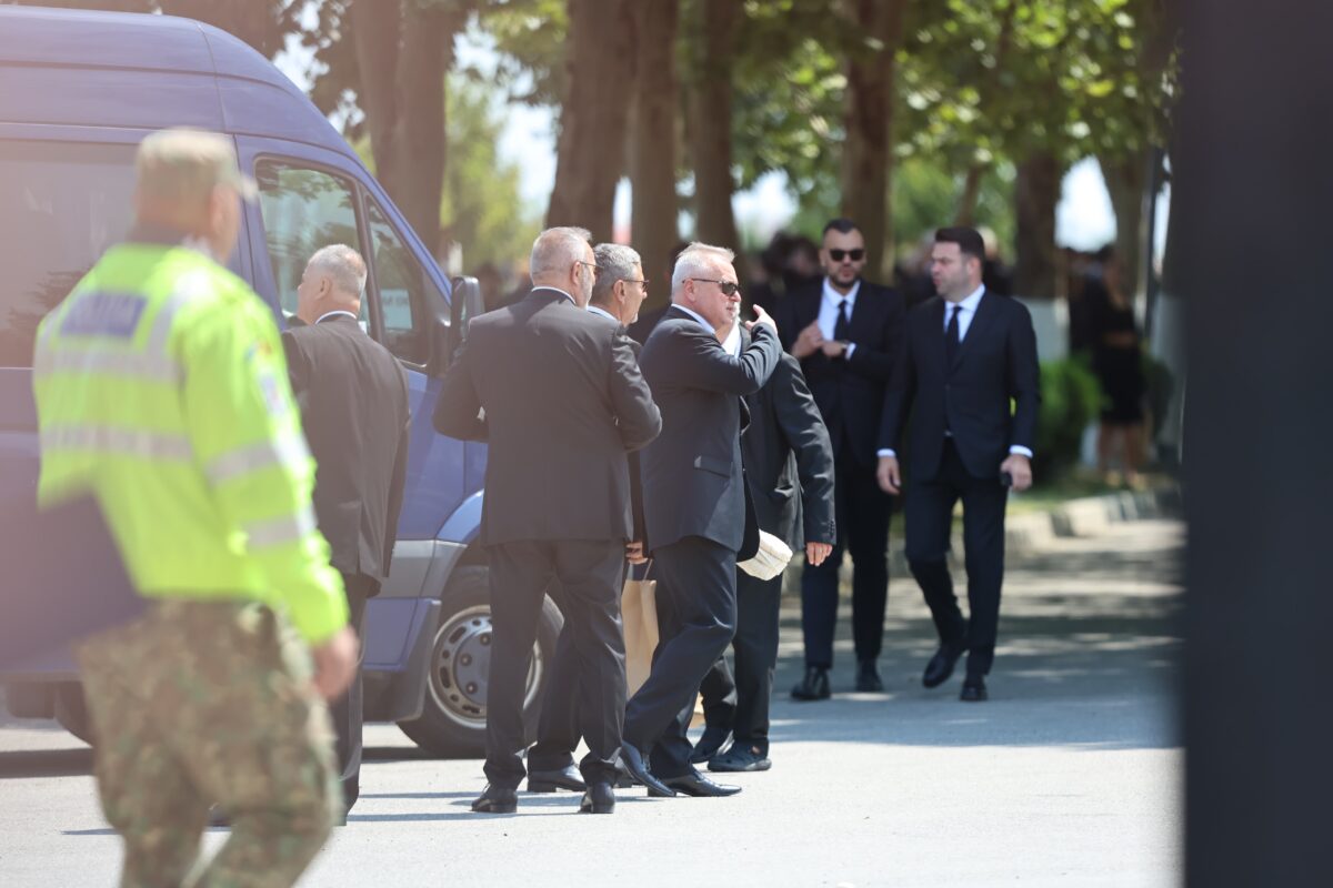 S-a dat pachet, dar cu ”frână”. Ce s-a împărțit la înmormântarea lui Ion Iliescu? Doar 20 de oficialități au primit