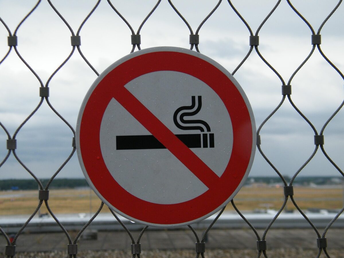 Amendă de 500 de lei pentru toți românii care sunt prinși că fumează în locuri publice, în acest oraș