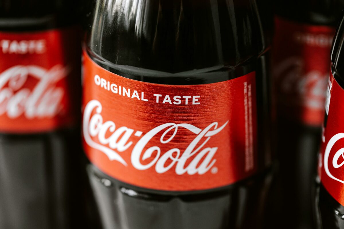 Cât de nocivă este Coca Cola, de fapt? Oamenii de știință avertizează: ”Fiecare sticlă îți ia 12 minute din viață”