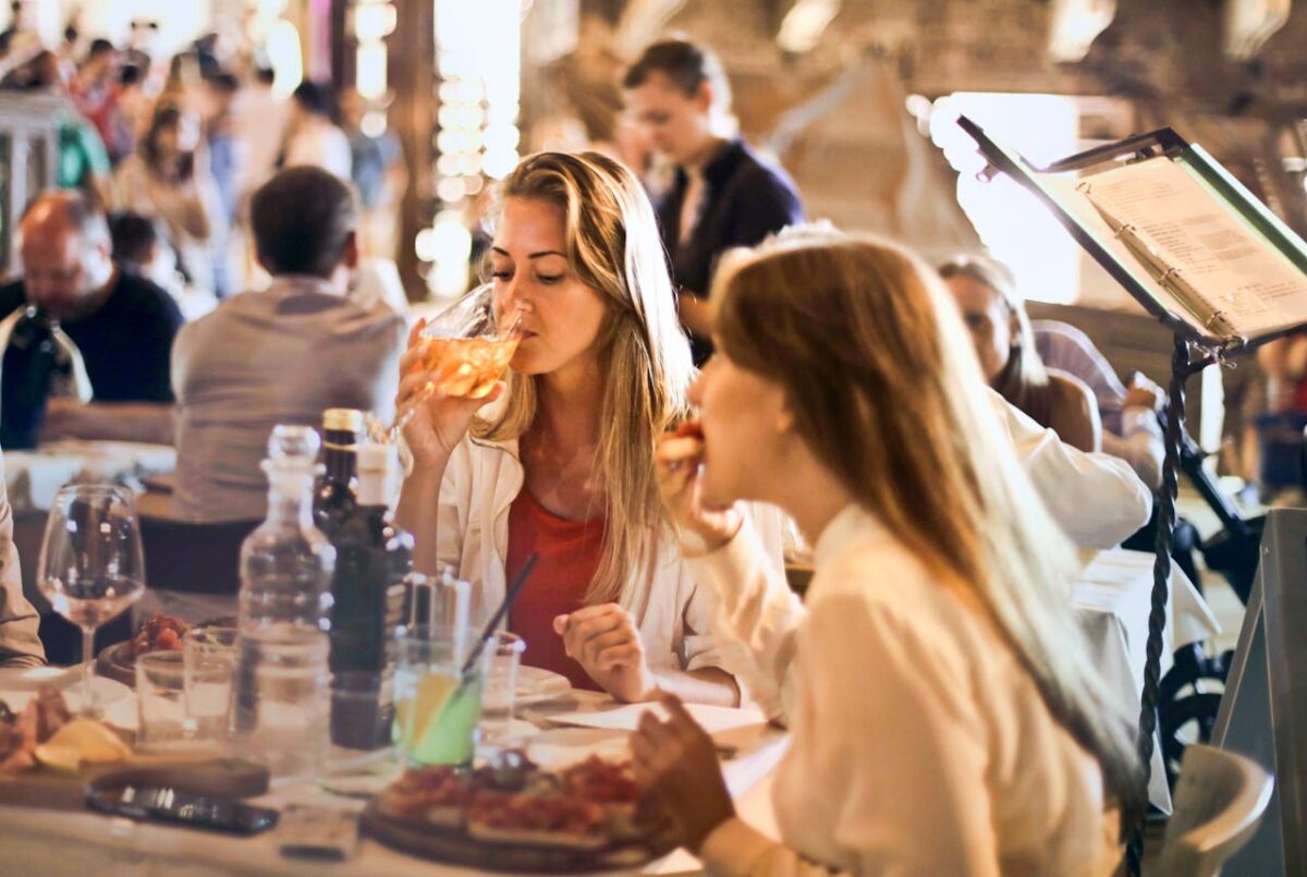 Turiști revoltați după ce au primit nota de plată la un bar din Italia. IREAL pentru ce anume au fost taxați suplimentar