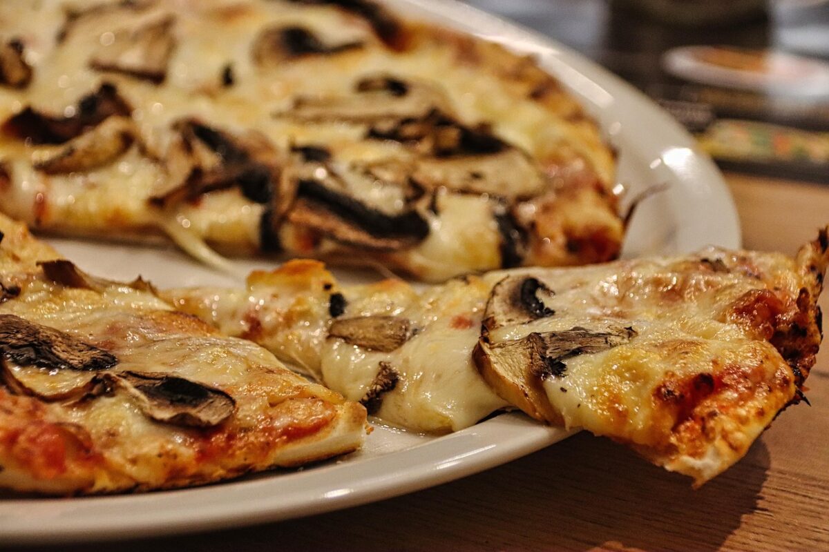 Cât costă o simplă pizza pe final de sezon, în Mamaia? Nota de plată primită de un turist român