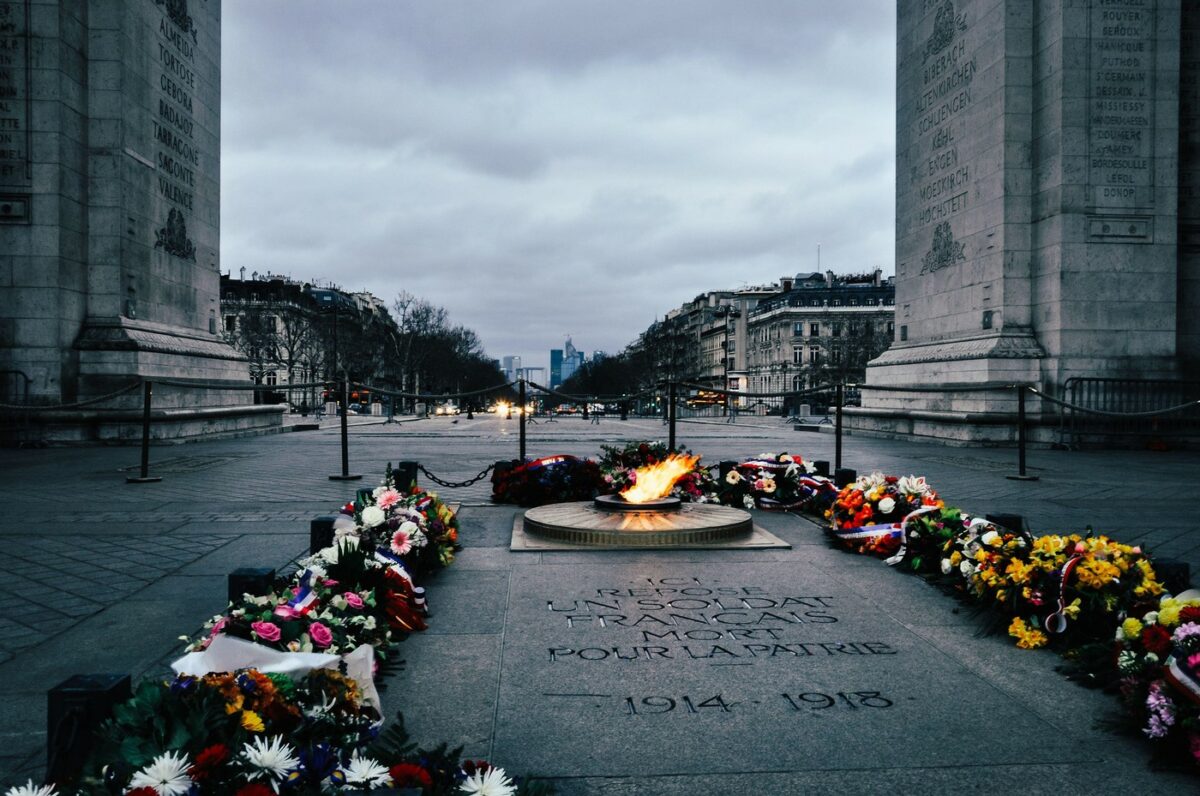 Imagine Stire Scandal uriaș în Franța după ce un bărbat și-a aprins o țigară de la flacăra mormântului Soldatului Necunoscut | 2review.ro