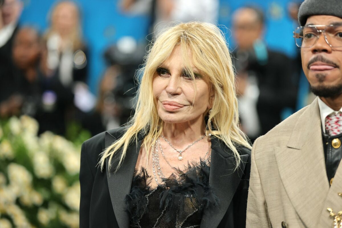 Donatella Versace, de nerecunoscut! Ce intervenție estetică pare că și-a făcut la 70 de ani
