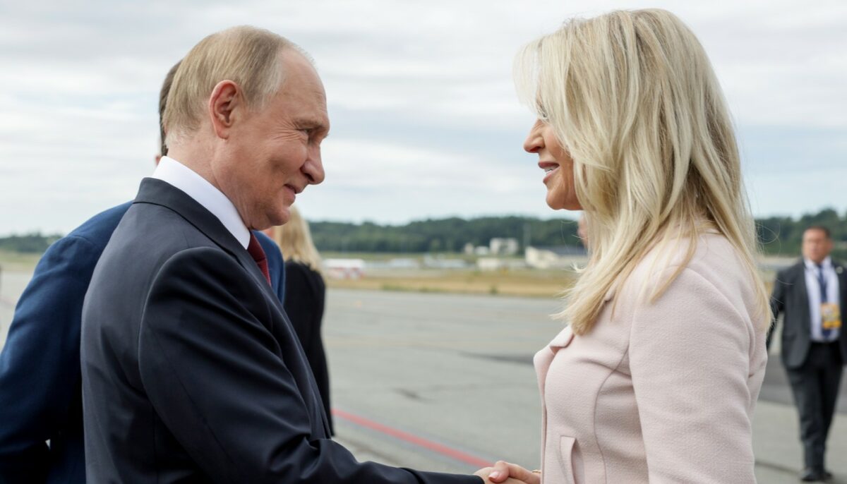 Imagine Stire Cine este blonda care l-a “fermecat” pe Vladimir Putin în timpul summitului din Alaska. Ce legătură are cu Trump, de fapt | 2review.ro