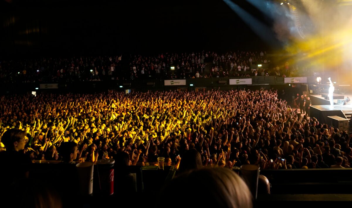 Incident grav în timpul unui concert Oasis la Londra. Un bărbat a murit după ce a căzut de la înălțime