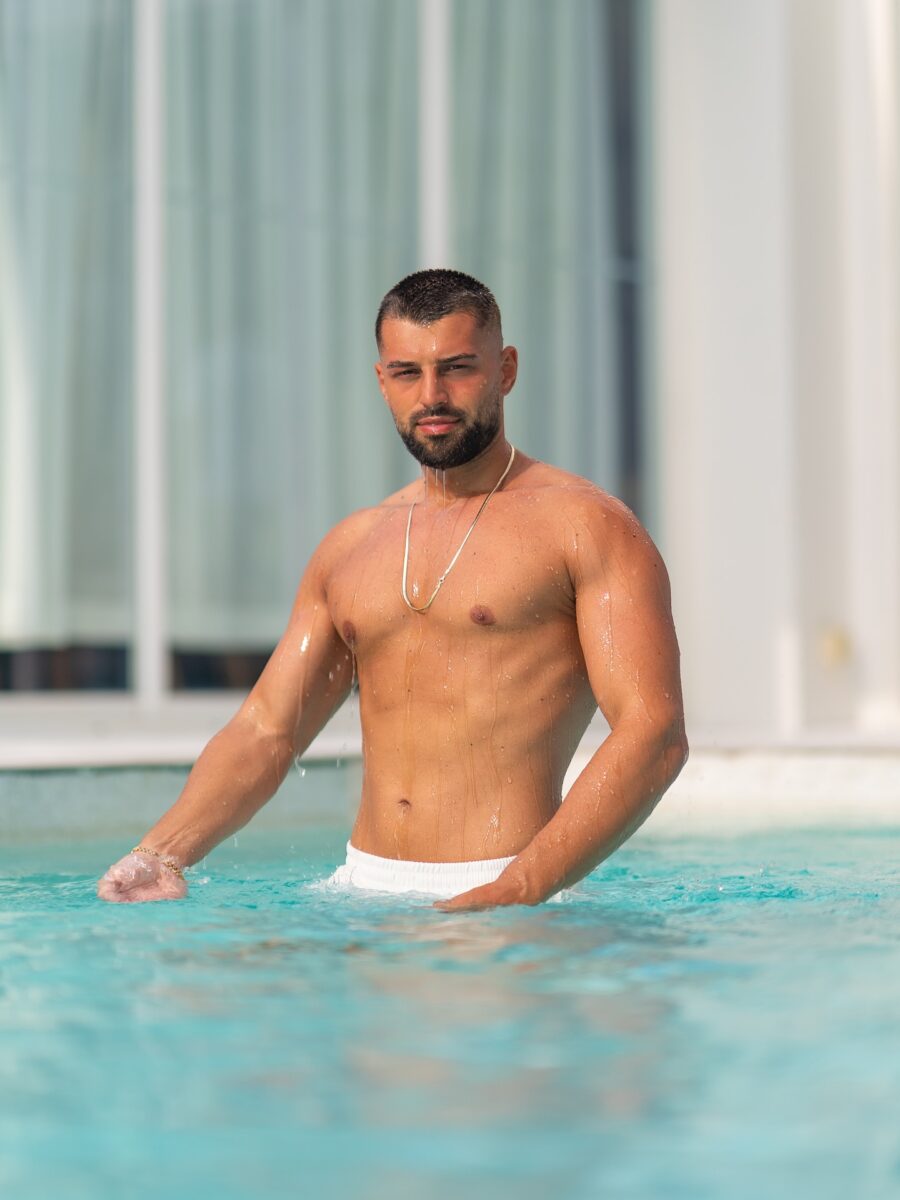 Imagine Stire Teo Cosmin intervine în triunghiul amoros al momentului și transmite o replică dură? Mesaj subliminal pentru Ella, Răzvan și Ema | 2review.ro