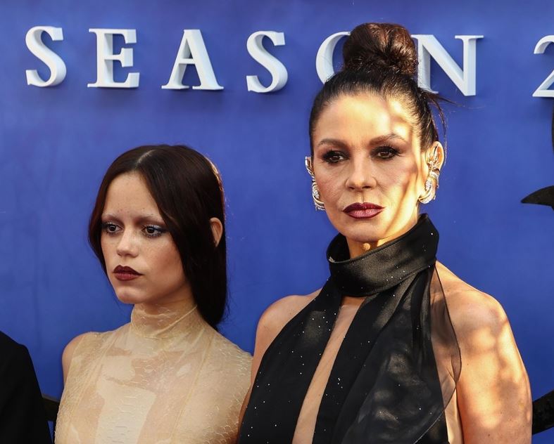 Catherine Zeta-Jones a eclipsat-o pe Jenna Ortega la premiera sezonului 2 din Wednesday! Rochia ei e demnă de Morticia
