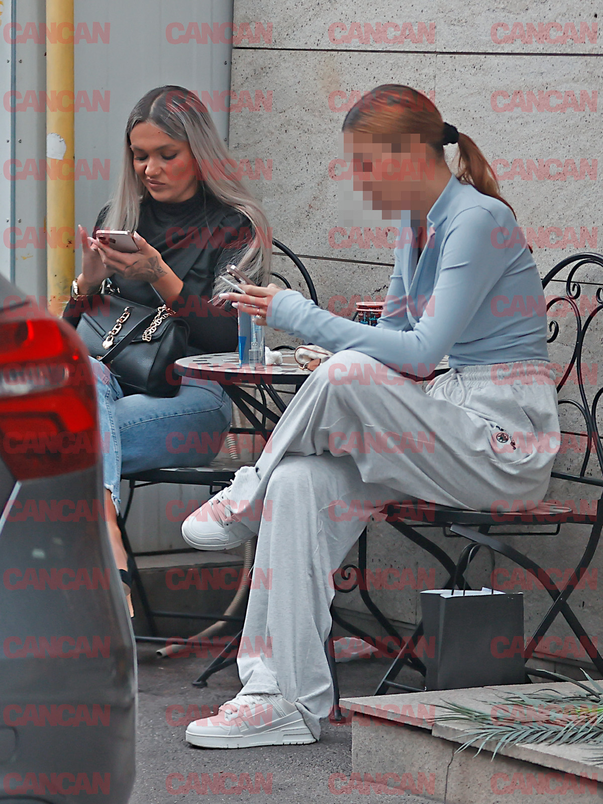 A stat câteva minute în fața salonului și a tastat pe telefon