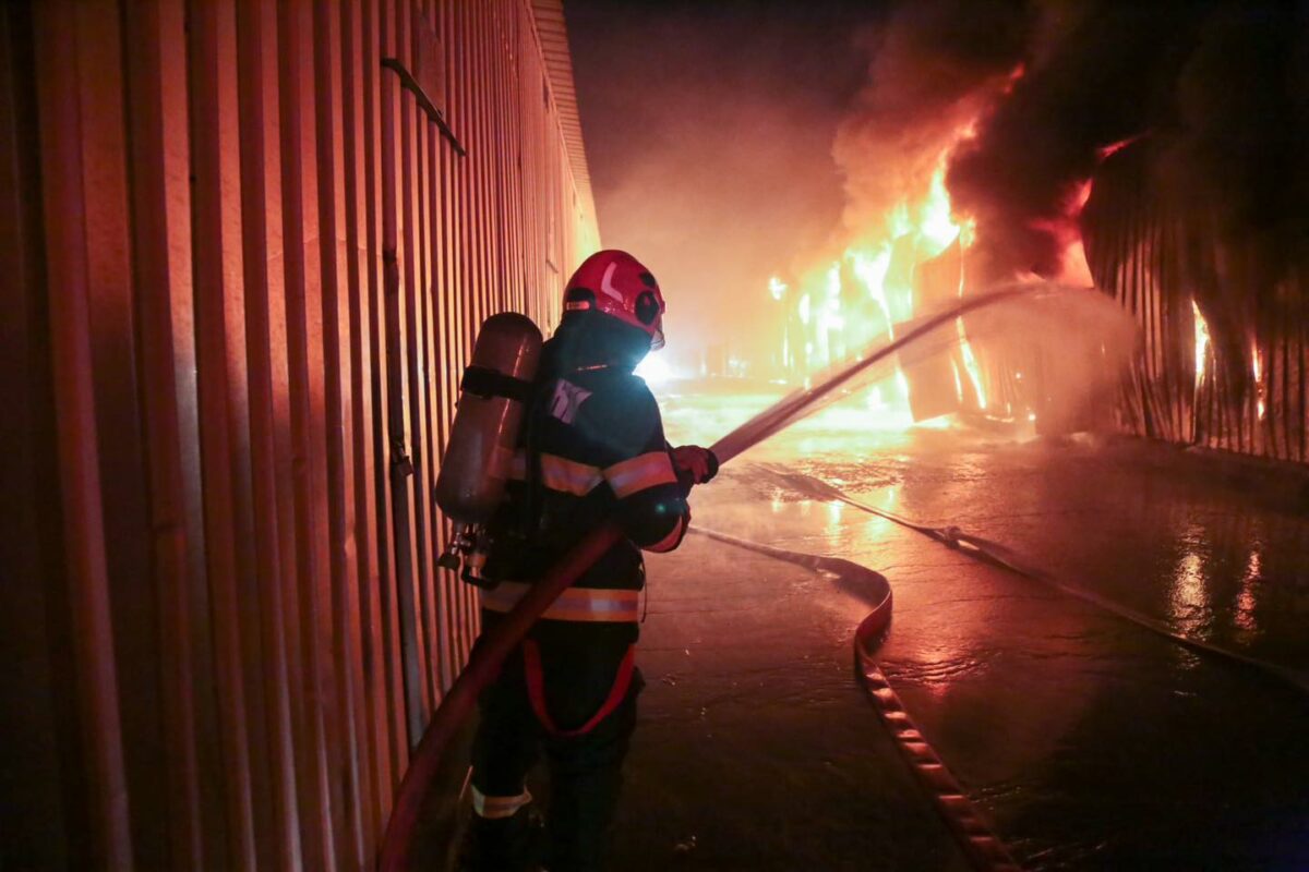 BREAKING | Incendiu la un depozit din Sectorul 2: bucureștenii, avertizați prin mesaj RO-Alert să închidă geamurile