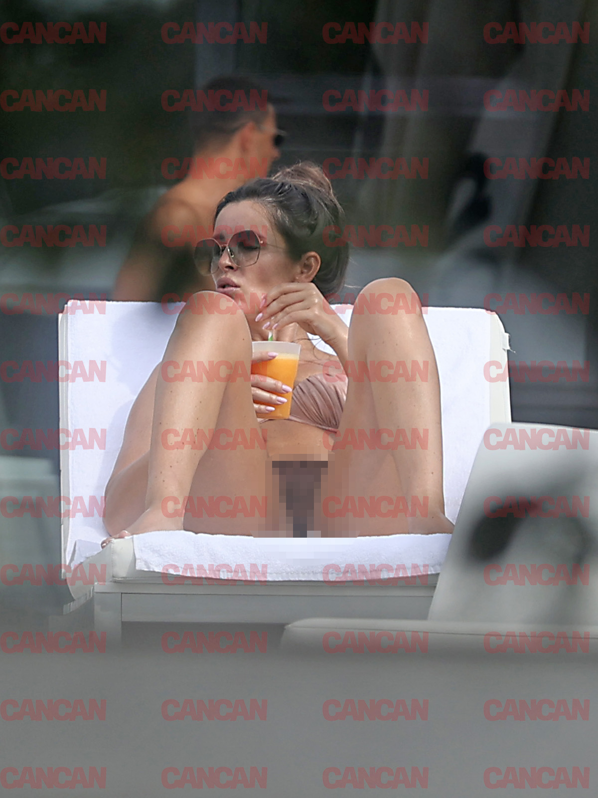 Denisa Nechifor a profitat de vremea care încă ține cu noi și s-a relaxat la piscină Denisa Nechifor a profitat de vremea care încă ține cu noi și s-a relaxat la piscină