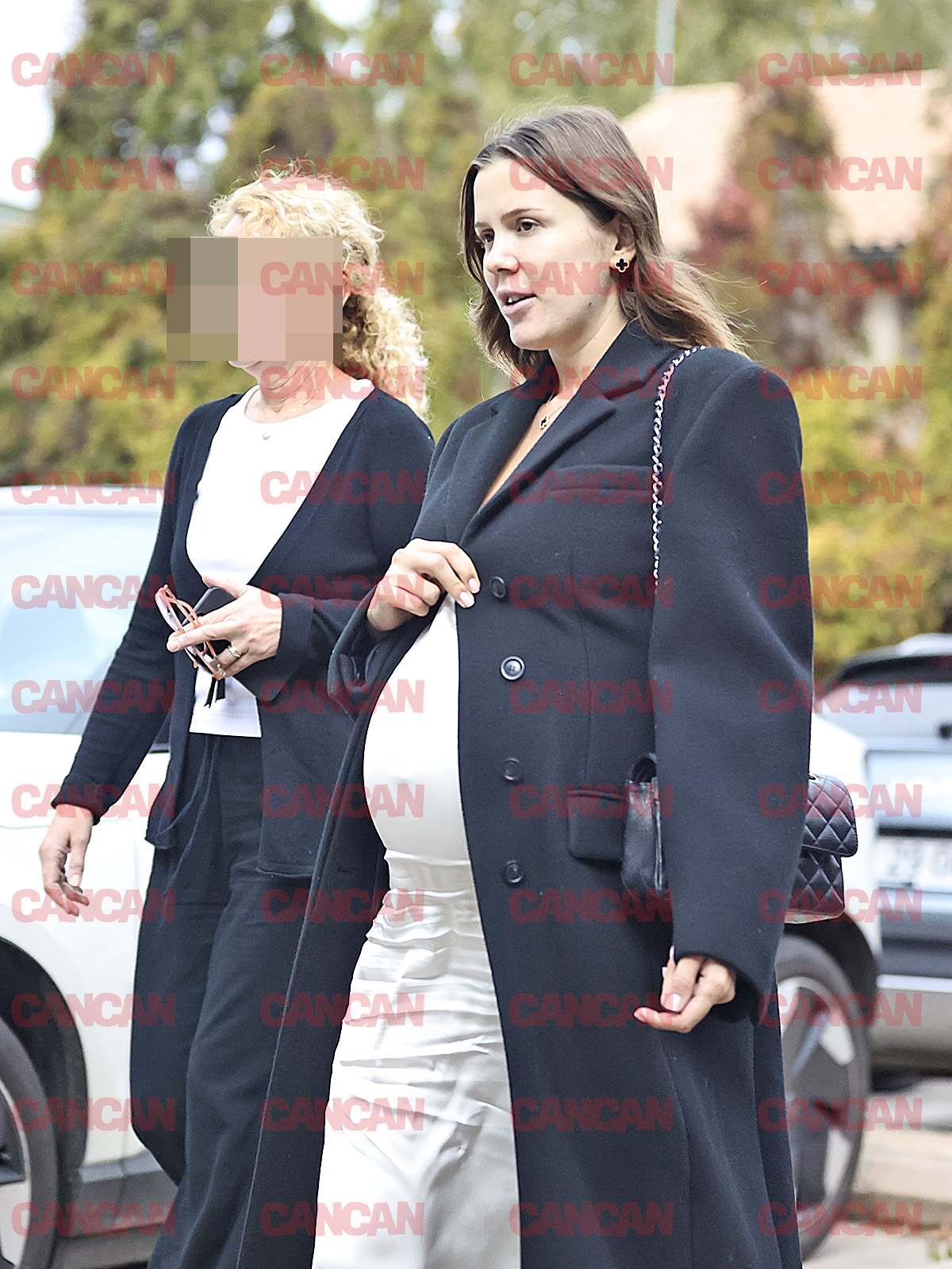 Emily Burghelea, pe ultima sută de metri cu sarcina, a fost surprinsă de CANCAN.RO în zona de Nord a Capitalei alăruri de soț și o prietenă