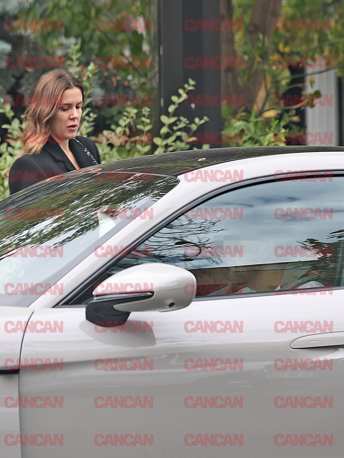 Soțul vedetei a așteptat puțin în mașină, apoi a uramt-o pe Emily în complexul din Nordul Capitalei