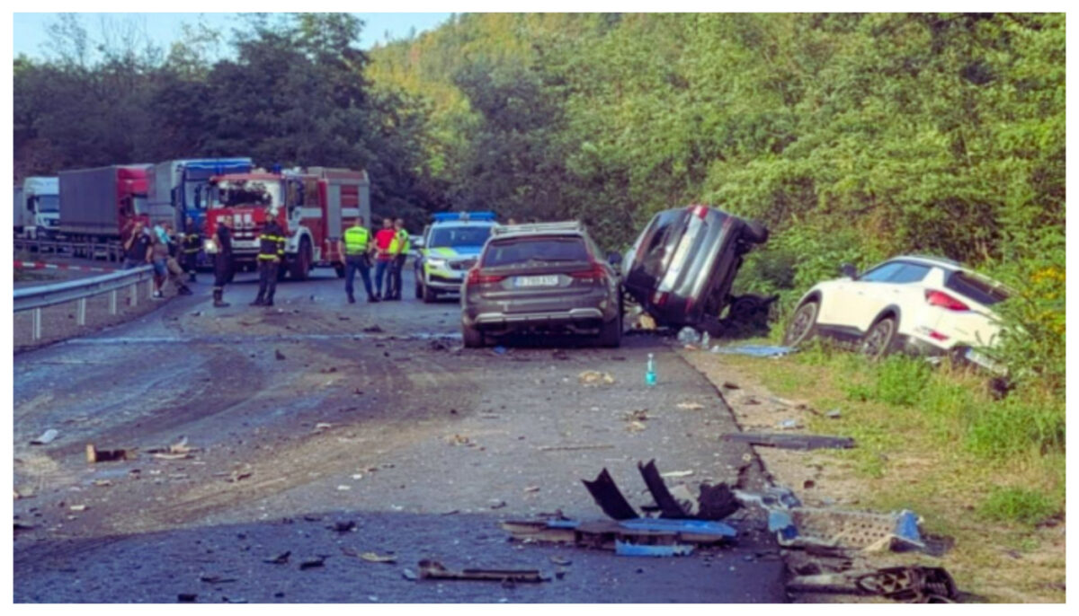 Doi români au murit într-un accident rutier grav din Bulgaria. Mașinile lor au fost spulberate de un camion