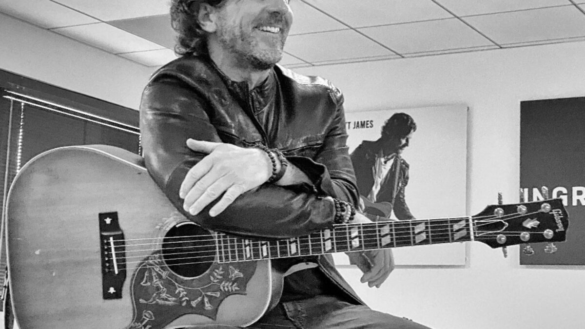 Imagine Stire Doliu în lumea muzicii! Un celebru producător internațional a murit într-un accident aviatic, la 57 de ani | 2review.ro