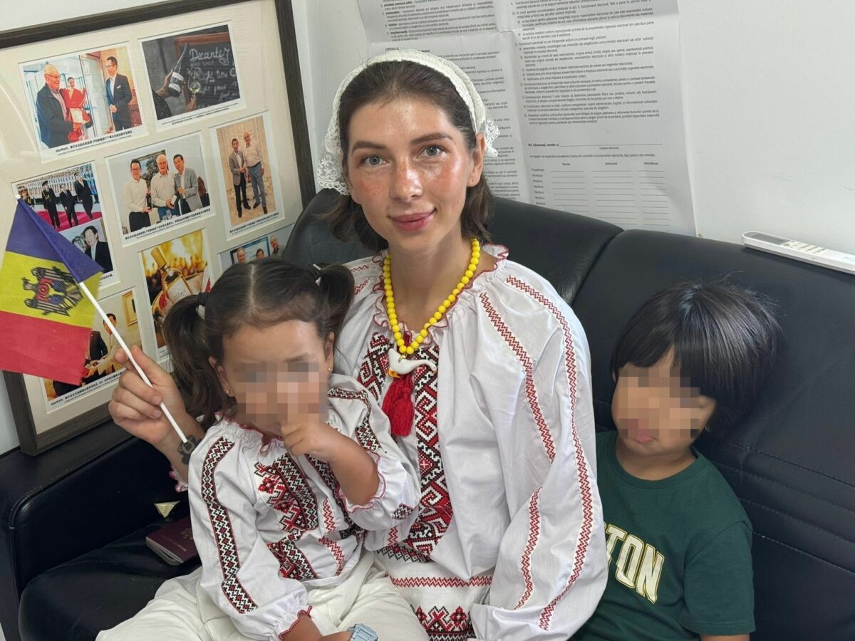 Moldoveanca din imagine a mers 1400 km cu copii în brațe pentru a vota: ”Distanța nu oprește dorința”
