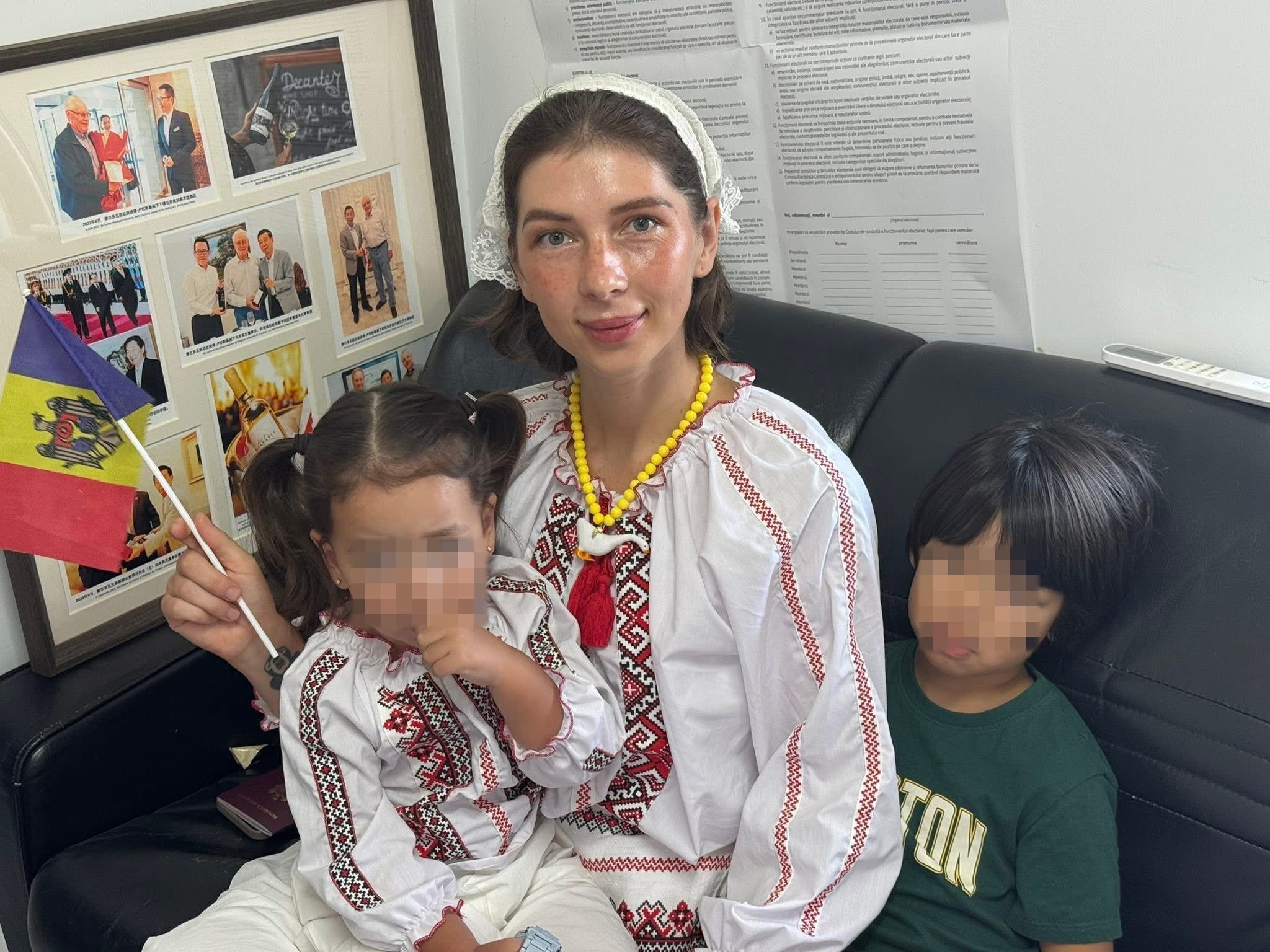 Moldoveanca din imagine a mers 1400 km cu copii în brațe pentru a vota: ”Distanța nu oprește dorința”