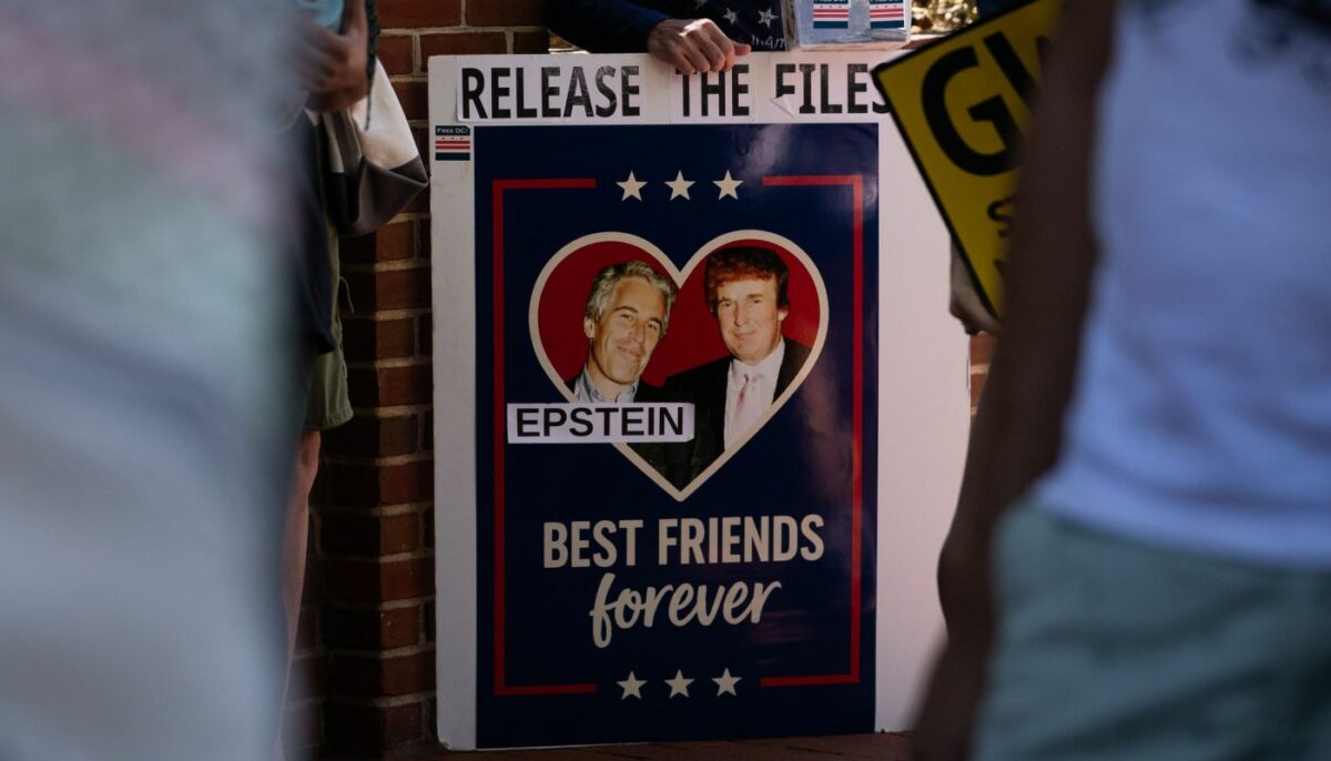 Presupusa felicitare a lui Donald Trump către Jeffrey Epstein arată ce relație bizară aveau cei doi: „Fiecare zi să-ți fie un secret minunat”