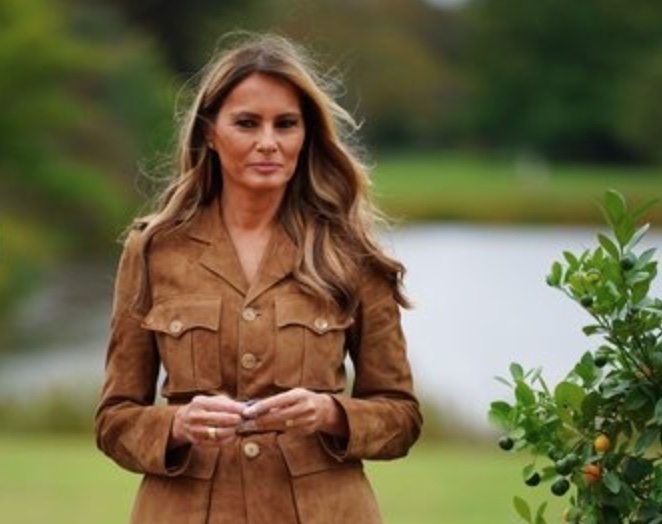 Imagine Stire Ce mesaje ascunse transmit ținutele Melaniei Trump purtate la vizita oficială din Marea Britanie. Cine a îmbrăcat-o | 2review.ro
