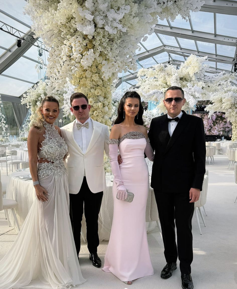 Ștefan Timiș și partenera sa, Mirela Catinca, împreună cu nașii Cristian Dolofan și Raluca Dolofan. sursă - social media.