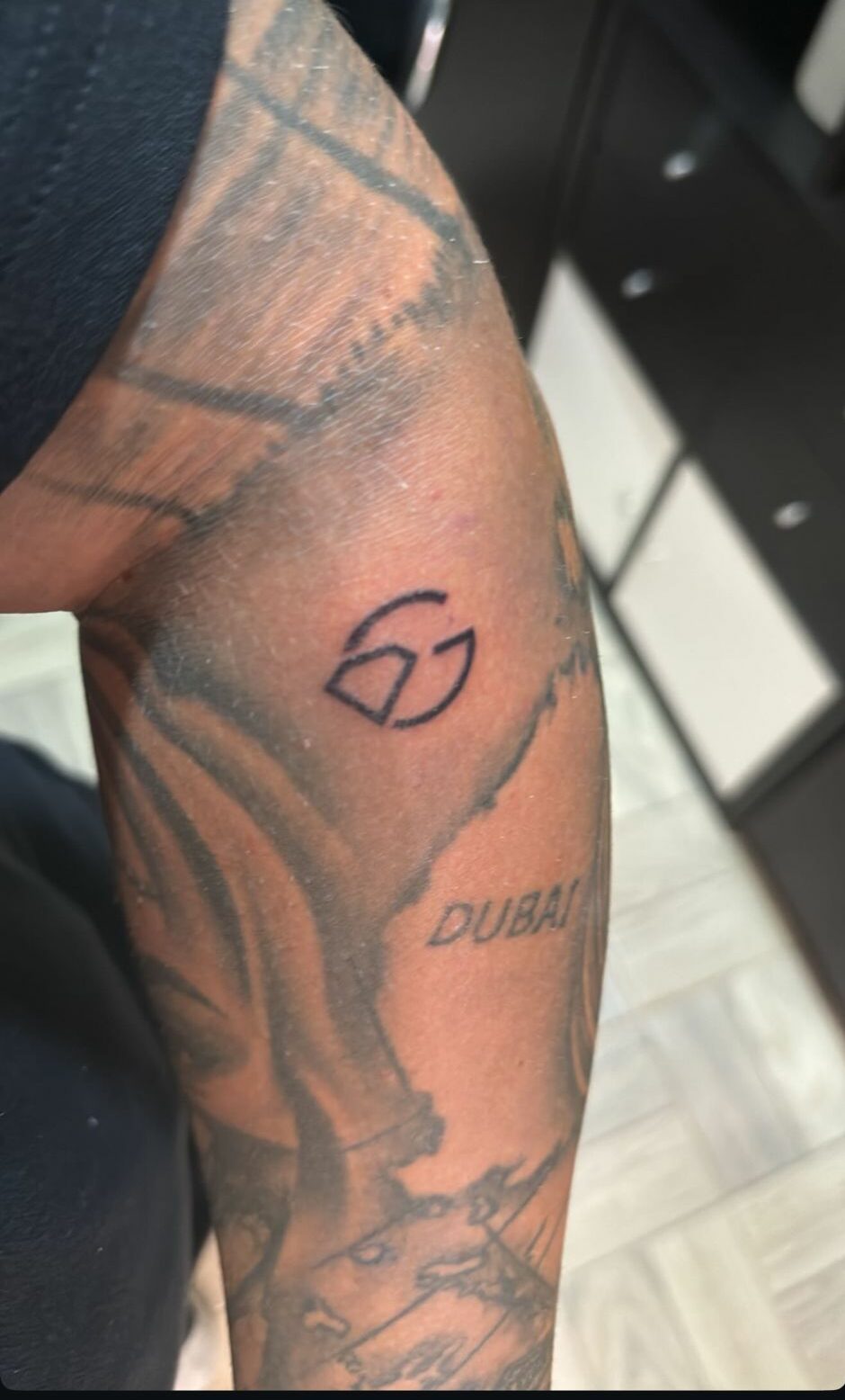 Un bărbat și-a tatuat logo-ul Gabrielei, fosta lui Alex Bodi.