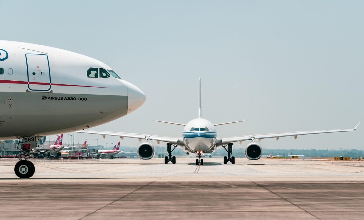 O româncă a rămas blocată într-un avion, după un atac cu drone. Ce se auzea, pe filmare, în timpul haosului de pe aeroportul din Copenhaga