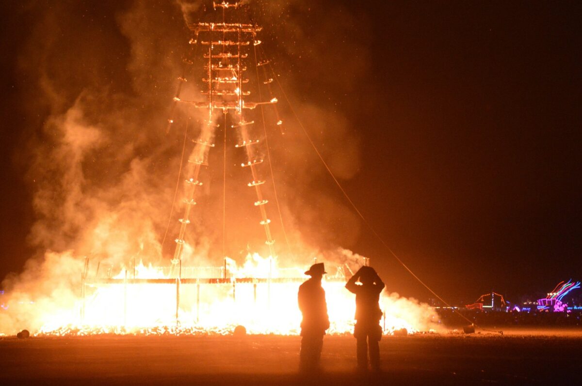 Crimă la Burning Man! Un bărbat a fost găsit fără viață, în ultima zi de festival