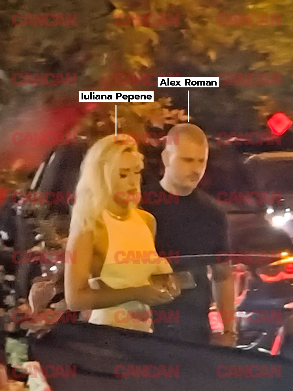 Alex Roman îi deschide partenerei lui portiera mașinii