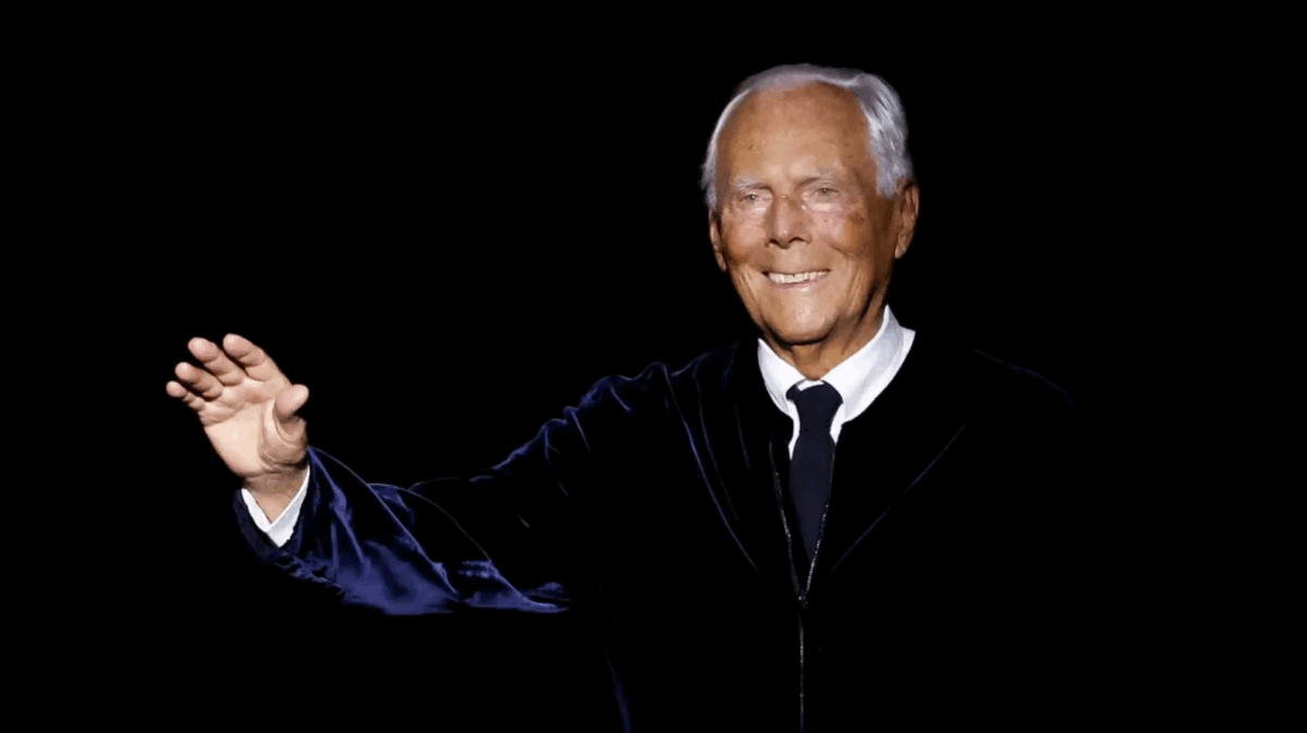 După ce mii de oameni i-au adus un ultim omagiu la Milano, Giorgio Armani va fi înmormântat într-o ceremonie privată, alături de familia sa