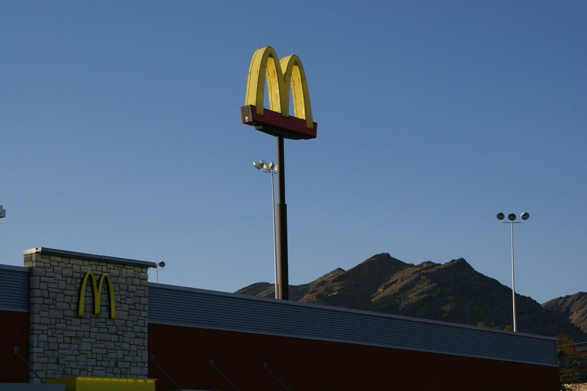 Singurul restaurant McDonald’s din lume cu logo turcoaz. De ce locația a renunțat la galben