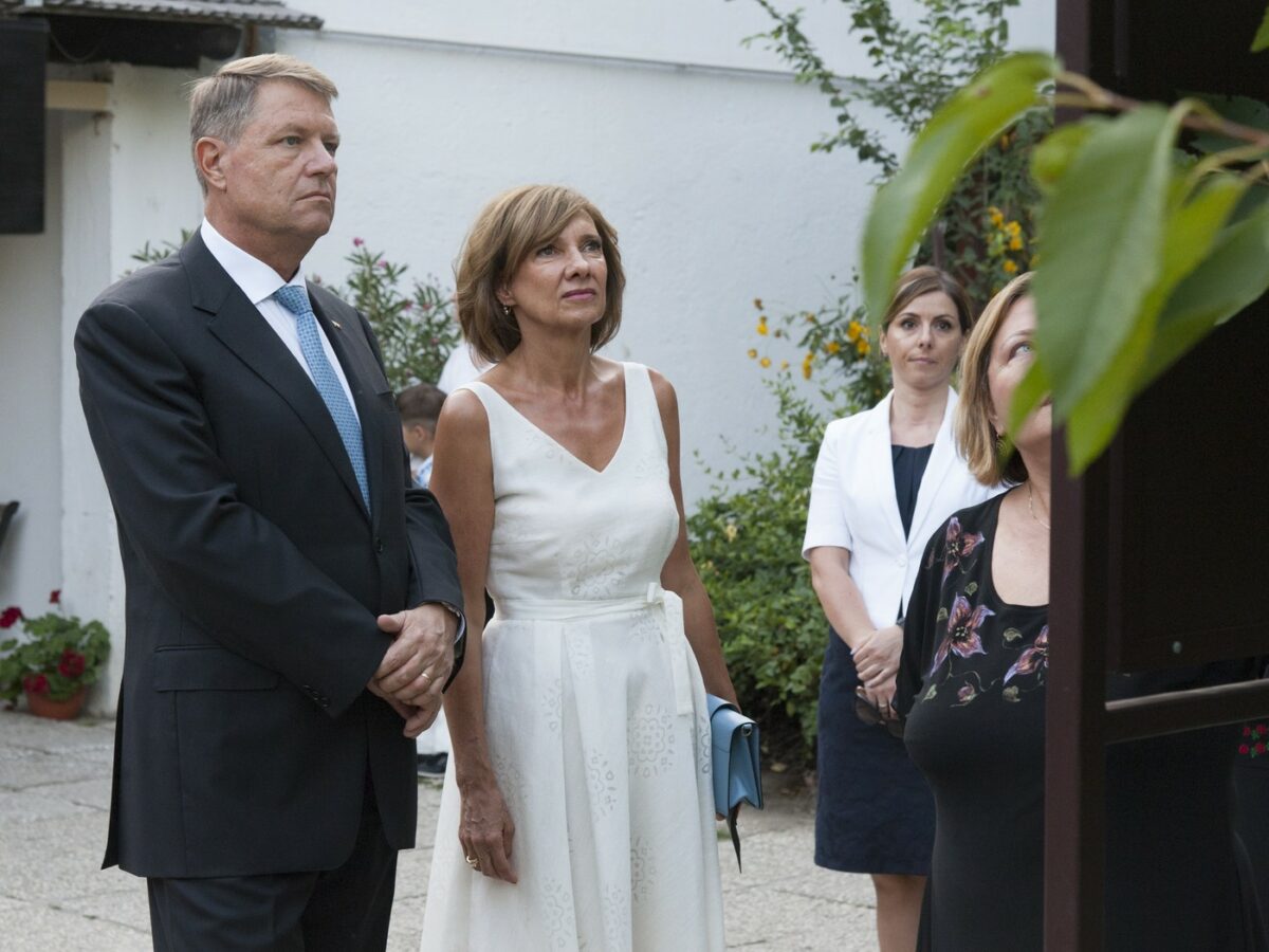 Ce a apărut la liceul în care Carmen Iohannis este profesoară. Ce gest a făcut soția lui Klaus Iohannis pentru elevii ei