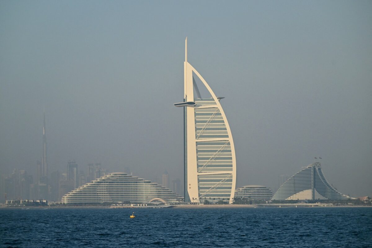 Imagine Stire Aroganța supremă a unui influencer: s-a cazat în Burj Al Arab din Dubai. A plătit 20.500 de euro pe noapte, iar baia camerei l-a dat pe spate! | 2review.ro