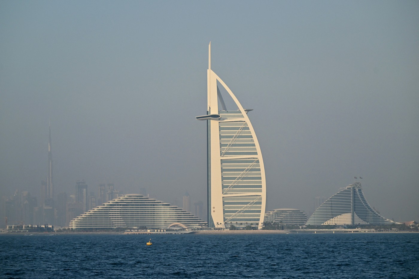 s-a cazat în Burj Al Arab din Dubai. A plătit 20.500 de euro ca baia camerei să îl dea pe spate