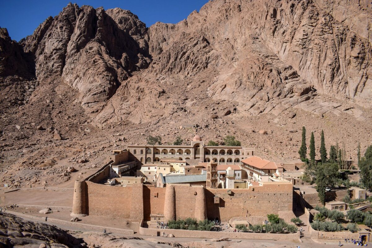 Imagine Stire Muntele Sinai, locul unde Moise ar fi primit Cele Zece Porunci, devine un mega-resort de lux! Mormintele au fost mutate | 2review.ro