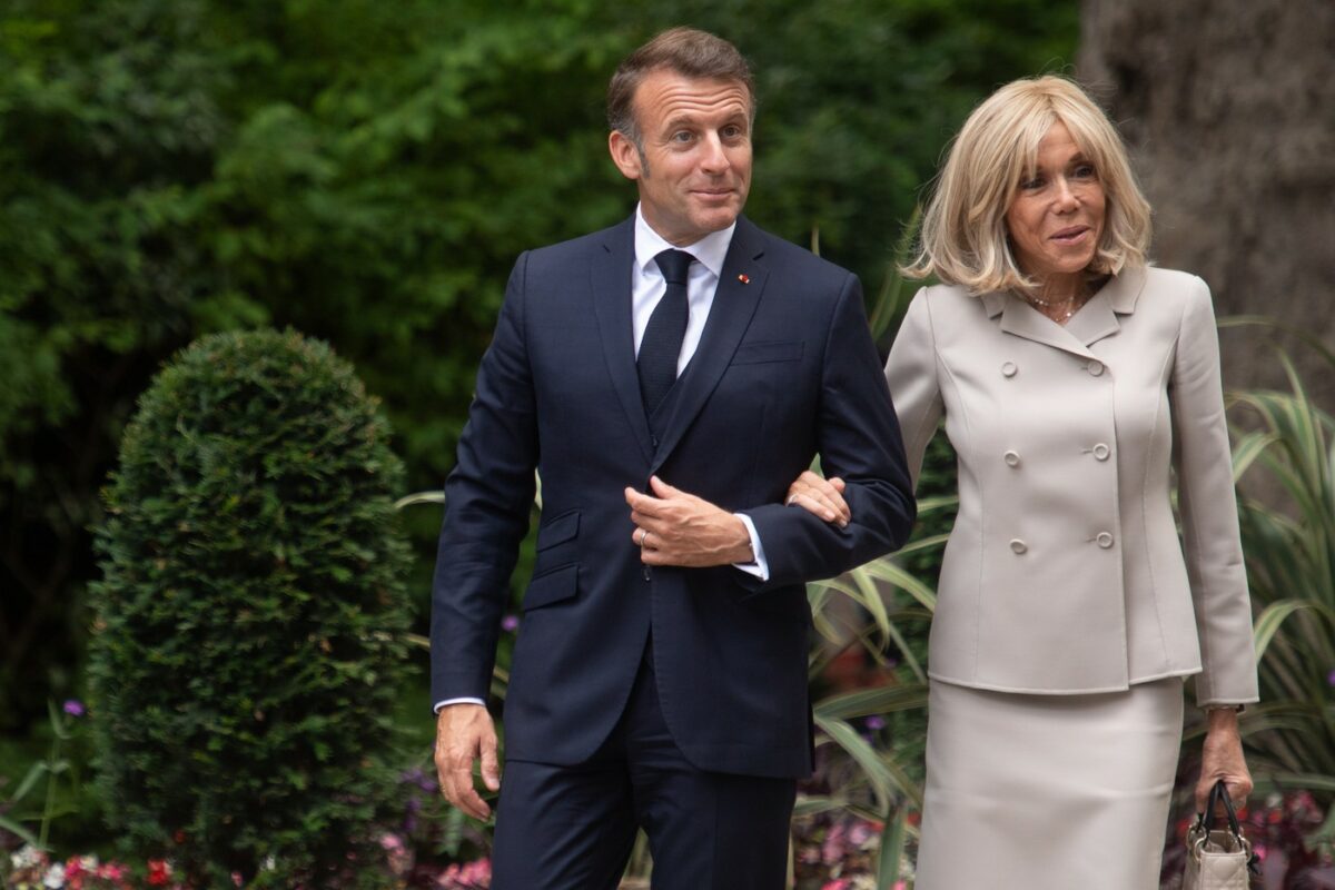 Modul incredibil prin care Emmanuel Macron vrea să le dovedească tuturor că Brigitte e femeie! S-a săturat de controverse