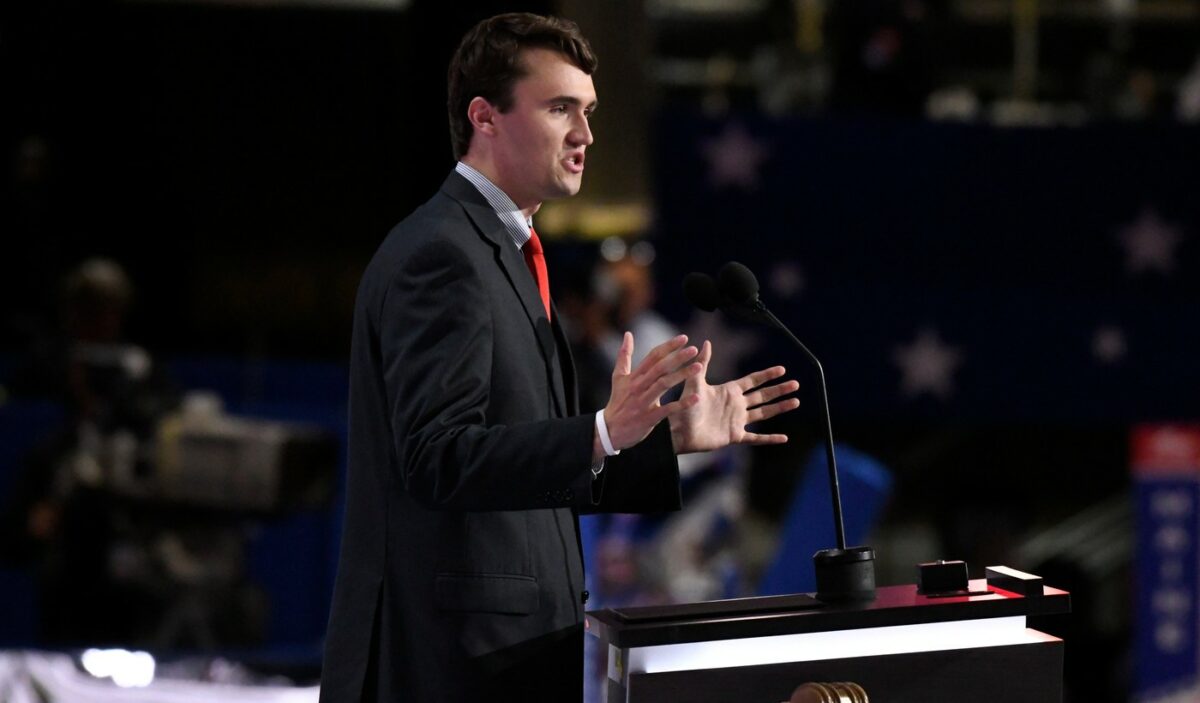 Imagine Stire Imagini VIDEO cu asasinul lui Charlie Kirk, publicate de FBI. Detaliul care pur și simplu nu se leagă pentru americani | 2review.ro