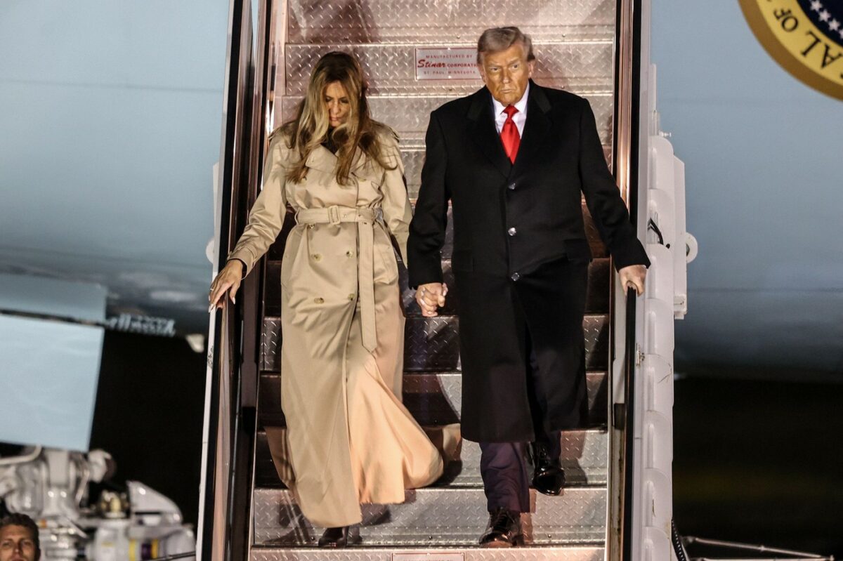 Imagine Stire Melania Trump a atras toate privirile în Marea Britanie cu ținuta sa. Cât costă paltonul purtat de Prima Doamnă | 2review.ro